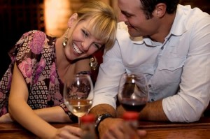 woman-flirting-with-man-in-bar